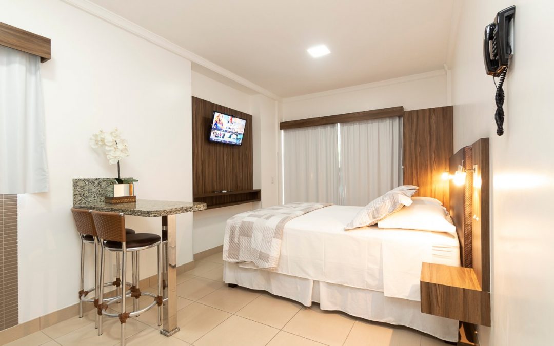 Quarto da Pousada Riviera com TV e telefone